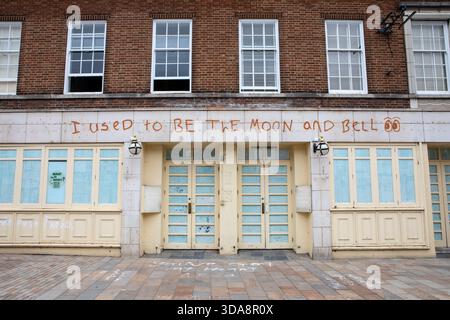 Loughborough, Royaume-Uni - 29 juin 2025 : un bâtiment abandonné dans la ville de Loughborough dans le Leicestershire, Royaume-Uni, qui était autrefois une maison publique et a unfo Banque D'Images