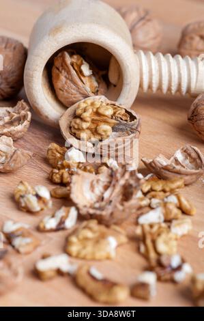 noix avec une coquille cassée sur une table en bois rustique Banque D'Images