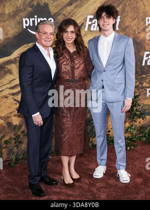 MUSEUM ROW, MIRACLE MILE, LOS ANGELES, CALIFORNIE, États-Unis - DÉCEMBRE 08 : L'acteur américain Kyle MacLachlan portant Zegna, Desiree Gruber et Callum Lyon MacLachlan arrive à la première de Los Angeles de la saison 2 d'Amazon Prime Video qui s'est tenue à l'Academy Museum of Motion Pictures le 8 décembre 2025 à Museum Row, Miracle Mile, Los Angeles, Californie, États-Unis. (Photo de Xavier Collin/image Press Agency) Banque D'Images