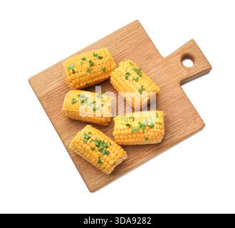 Morceaux d'épis de maïs bouillis avec persil isolés sur blanc, vue de dessus Banque D'Images