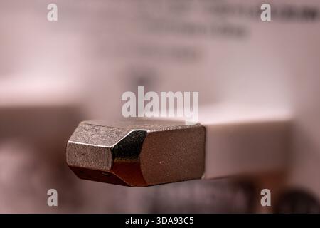 Gros plan macro d'une broche de prise électrique montrant la texture métallique et la faible profondeur de champ. Banque D'Images