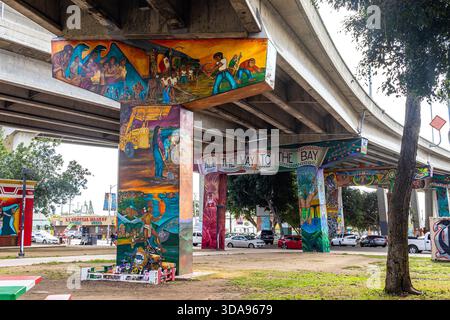 Peintures murales de Barrio Logan dans le parc Chicano sur les piliers du pont Coronado, y compris le slogan « All the Way to the Bay » Banque D'Images