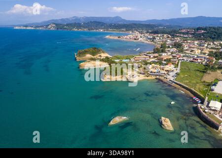 Vue aérienne des eaux turquoise embrasser la côte accidentée près de Sidari, où les falaises rencontrent la mer Ionienne sous un ciel clair, Corfou, Corfou, Grèce. Banque D'Images