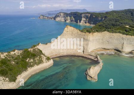 Vue aérienne des falaises blanches à pic plonger dans la mer Ionienne turquoise au cap Drastis, Corfou, Grèce. Banque D'Images