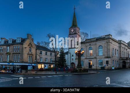 Début de soirée à Jedburgh avec la fontaine Jubilee, Sheriff court et juge de paix court sur la place du marché, Scottish Borders, Écosse Banque D'Images