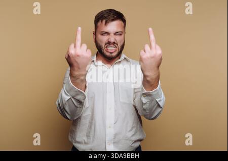 Homme en chemise blanche faisant des gestes grossiers avec les deux mains. Banque D'Images