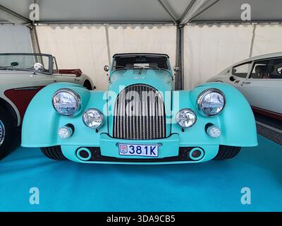 Saint Jean Cap Ferrat, France – 14 septembre 2025 : vue de face d’un roadster classique Morgan plus 4 turquoise exposé sous une tente chez une voiture vintage Banque D'Images