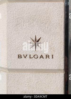 Cannes, France - 7 juin 2025 : gros plan de la façade de la boutique Bulgari à Cannes montrant le logo étoile en bronze et le lettrage BVLGARI montés sur une texture Banque D'Images