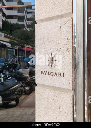 Cannes, France - 7 juin 2025 : gros plan de la façade de la boutique Bulgari à Cannes montrant le logo étoile en bronze et le lettrage BVLGARI montés sur une texture Banque D'Images