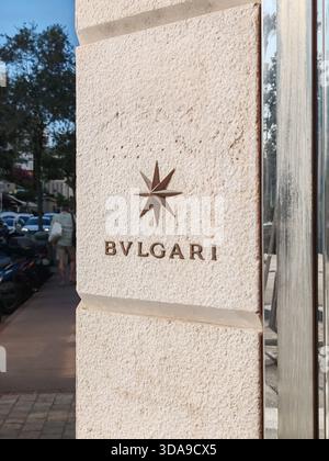 Cannes, France - 7 juin 2025 : gros plan de la façade de la boutique Bulgari à Cannes montrant le logo étoile en bronze et le lettrage BVLGARI montés sur une texture Banque D'Images