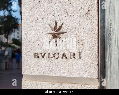 Cannes, France - 7 juin 2025 : gros plan de la façade de la boutique Bulgari à Cannes montrant le logo étoile en bronze et le lettrage BVLGARI montés sur une texture Banque D'Images