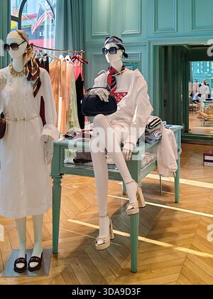 Cannes, France - 7 juin 2025 : mannequin boutique Gucci portant une tenue blanche et tenant un sac à main noir dans un magasin de luxe sur la Croisette Banque D'Images