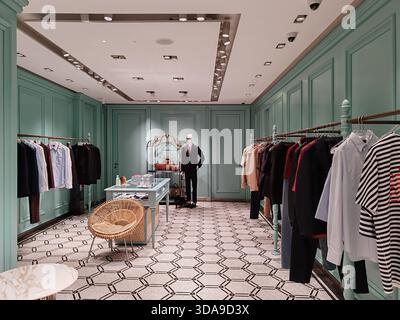 Cannes, France - 7 juin 2025 : intérieur de la boutique Gucci Menswear sur la Croisette avec affichage élégant, mannequin et atmosphère de mode de luxe Banque D'Images