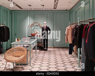 Cannes, France - 7 juin 2025 : intérieur de la boutique Gucci Menswear sur la Croisette avec affichage élégant, mannequin et atmosphère de mode de luxe Banque D'Images