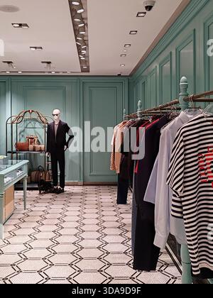 Cannes, France - 7 juin 2025 : intérieur de la boutique Gucci Menswear sur la Croisette avec affichage élégant, mannequin et atmosphère de mode de luxe Banque D'Images