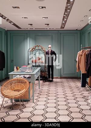 Cannes, France - 7 juin 2025 : intérieur de la boutique Gucci Menswear sur la Croisette avec affichage élégant, mannequin et atmosphère de mode de luxe Banque D'Images