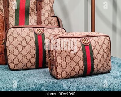 Cannes, France - 7 juin 2025 : gros plan des sacs à main de luxe Gucci avec monogramme GG et bande web rouge vert affiché à l'intérieur de la boutique sur la Croisette Banque D'Images