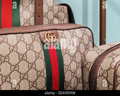 Cannes, France - 7 juin 2025 : gros plan des sacs à main de luxe Gucci avec monogramme GG et bande web rouge vert affiché à l'intérieur de la boutique sur la Croisette Banque D'Images