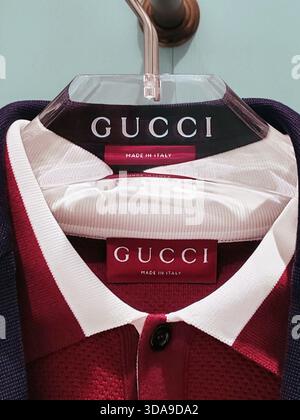 Cannes, France - 7 juin 2025 : gros plan de la marque de vêtements et du col Gucci dans une boutique de luxe sur la Croisette Banque D'Images