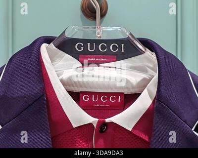 Cannes, France - 7 juin 2025 : gros plan de la marque de vêtements et du col Gucci dans une boutique de luxe sur la Croisette Banque D'Images