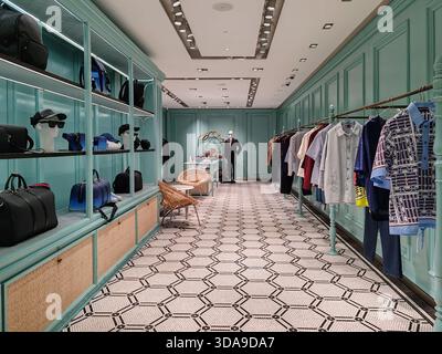 Cannes, France - 7 juin 2025 : intérieur de la boutique Gucci Menswear sur la Croisette avec affichage élégant, mannequin et atmosphère de mode de luxe Banque D'Images