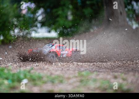 Tombereau tout-terrain RC à grande vitesse dégageant de la saleté lors d'une dérive Banque D'Images