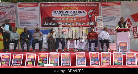 New Delhi, Inde. 09th Dec, 2025. NEW DELHI, INDE - 9 DÉCEMBRE : les membres de la All India Federation of University and College Teachers' Organisation (AIFUCTO) protestent contre Jantar Mantarcontre la nouvelle politique éducative (NEP) et d'autres revendications contre Jantar Mantaron le 9 décembre 2025 à New Delhi, Inde. (Photo de Sonu Mehta/Hindustan Times/Sipa USA) crédit : Sipa USA/Alamy Live News Banque D'Images