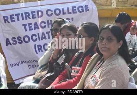 New Delhi, Inde. 09th Dec, 2025. NEW DELHI, INDE - 9 DÉCEMBRE : les membres de la All India Federation of University and College Teachers' Organisation (AIFUCTO) lors de la manifestation contre Jantar Mantarcontre la nouvelle politique de l'éducation (NEP) et d'autres revendications contre Jantar Mantaron le 9 décembre 2025 à New Delhi, Inde. (Photo de Sonu Mehta/Hindustan Times/Sipa USA) crédit : Sipa USA/Alamy Live News Banque D'Images