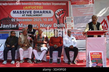 New Delhi, Inde. 09th Dec, 2025. NEW DELHI, INDE - 9 DÉCEMBRE : les membres de la All India Federation of University and College Teachers' Organisation (AIFUCTO) protestent contre Jantar Mantarcontre la nouvelle politique éducative (NEP) et d'autres revendications contre Jantar Mantaron le 9 décembre 2025 à New Delhi, Inde. (Photo de Sonu Mehta/Hindustan Times/Sipa USA) crédit : Sipa USA/Alamy Live News Banque D'Images