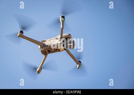 Image éditoriale montrant un gros plan d'un drone DJI Air 3. La photographie met en évidence le design du drone, le module de caméra et les détails extérieurs Banque D'Images