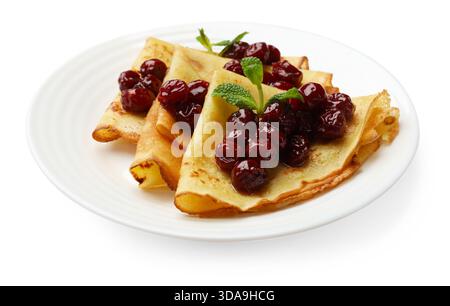 Crêpes savoureuses aux cerises et à la menthe isolées sur blanc Banque D'Images