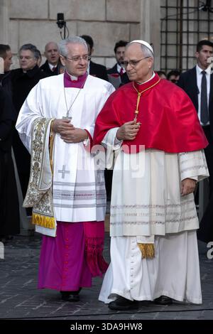 Le pape Léon XIV, flanqué du maître de cérémonie Diego Giovanni Ravelli, arrive pour rendre hommage à la statue de l'Immaculée conception à côté des marches espagnoles à Rome. Banque D'Images