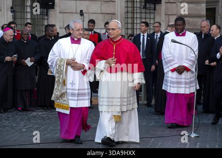 Le pape Léon XIV, flanqué du maître de cérémonie Diego Giovanni Ravelli, arrive pour rendre hommage à la statue de l'Immaculée conception. Banque D'Images