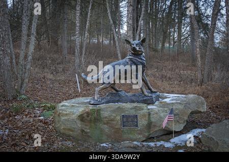 La sculpture du War Dog Memorial sur la piste d'honneur à Lasdon Park rend hommage aux chiens et aux maîtres-chiens qui ont servi aux côtés des hommes et des femmes militaires. À Katonah Banque D'Images