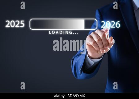 Homme d'affaires utilisant l'écran virtuel avec la barre de chargement sur fond sombre, gros plan. Nouvel an 2026 Banque D'Images