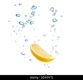 Coin de citron tombant dans l'eau sur fond blanc Banque D'Images