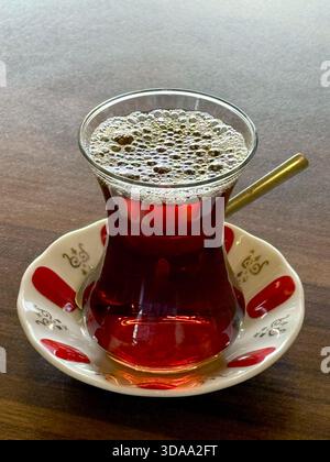 thé noir turc traditionnel dans une petite tasse en verre sur la table du restaurant Banque D'Images