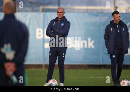 Le nouveau membre de l'équipe entraîneur Daniel Gordon (Karlsruhe, entraîneur adjoint) à droite Christian Eichner (Karlsruhe, entraîneur-chef), Karlsruhe football, 2. Bundesliga [Bundesliga] [deuxième division], entraînement, 2025/2026, 9 décembre 2025, règlements DFL p Banque D'Images