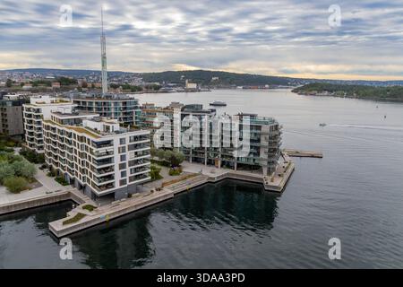 Oslo, Norvège - 11 août 2025 : appartements modernes surplombant la marina du Fjord Banque D'Images