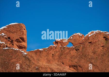 Un dépoussiérage de neige à l'arrière de la formation rocheuse rouge Kissing Camels au Garden of the Gods Park à Colorado Springs, Colorado. Banque D'Images
