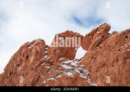Embrasser des chameaux formation de roche rouge saupoudrée de neige au Garden of the Gods Park à Colorado Springs, DANS LE Colorado. Banque D'Images