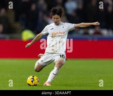 Swansea, Royaume-Uni. 09th Dec, 2025. Ji-Sung EOM de Swansea City frappe le ballon lors du match de championnat EFL Skybet, Swansea City v Portsmouth au stade Swansea.com de Swansea, pays de Galles, mardi 9 décembre 2025. Cette image ne peut être utilisée qu'à des fins éditoriales. Usage éditorial uniquement, photo de Kara Thomas/Andrew Orchard/Sports PhotographyAlamy Live News Banque D'Images