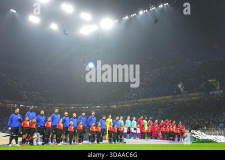 Milan, Italie. 09th Dec, 2025. Les équipes s'alignent lors du match de football de l'UEFA Champions League entre l'Inter et Liverpool au stade San Siro de Milan, dans le nord de l'Italie - mardi 09 décembre 2025. Sport - Soccer . (Photo de Spada/LaPresse) crédit : LaPresse/Alamy Live News Banque D'Images