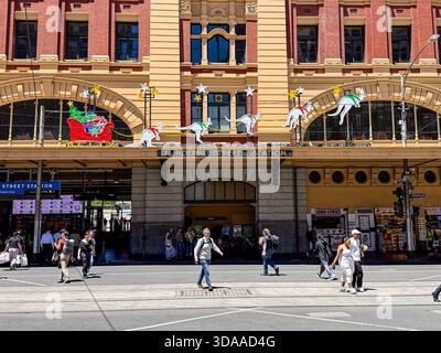 Melbourne, Victoria, Australie. 09 décembre 2025. - L'historique Flinders Street Station à Melbourne est orné de kangourou a festif sur le thème australien Banque D'Images