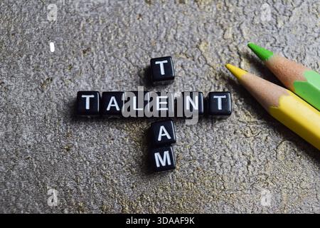 Concept de mots de talent d'équipe disposés avec sur des blocs de lettres en bois. Banque D'Images