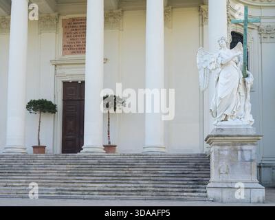 L'entrée ornée de Karlskirche à Vienne montre ses colonnes baroques et ses détails sous la lumière du soleil d'été Wieden Autriche Banque D'Images