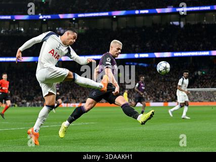 Londres, Royaume-Uni. 9 décembre 2025. Pedro Porro (Spurs) s'empare de Tomas Holes (Slavia Prague) lors du Tottenham Hotspur V Slavia Prague UEFA Champions League, match de la Ligue des Champions au Tottenham Hotspur Stadium, à Londres. Cette image est RÉSERVÉE à UN USAGE ÉDITORIAL. Licence requise de Football DataCo pour toute autre utilisation. Crédit : MARTIN DALTON/Alamy Live News Banque D'Images