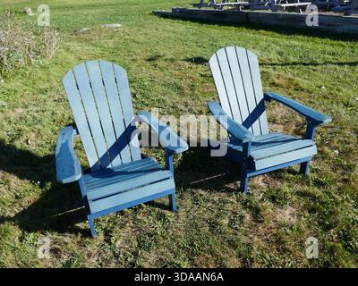 Chaises Adirondack dans le parc public herbeux face à l'avant Banque D'Images