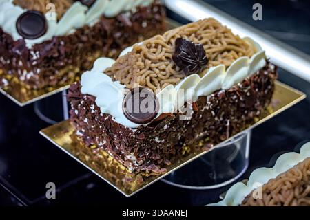 Gâteau vermicelle de châtaignier riche avec chocolat et feuille de crème sur l'affichage, dessert d'hiver dans une boulangerie à Zurich, Suisse Banque D'Images