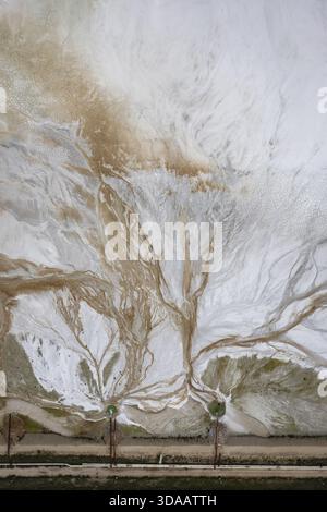 Vue aérienne par drone d'un bassin de résidus près d'une cimenterie près de Devnya, Varna, Bulgarie. Scène industrielle de l'impact environnemental Banque D'Images